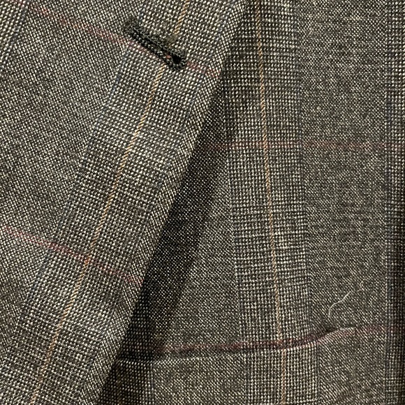 Men's classic Joesph Abboud wool blend suit from Garys of Newport Beach. - Picture 2 of 10